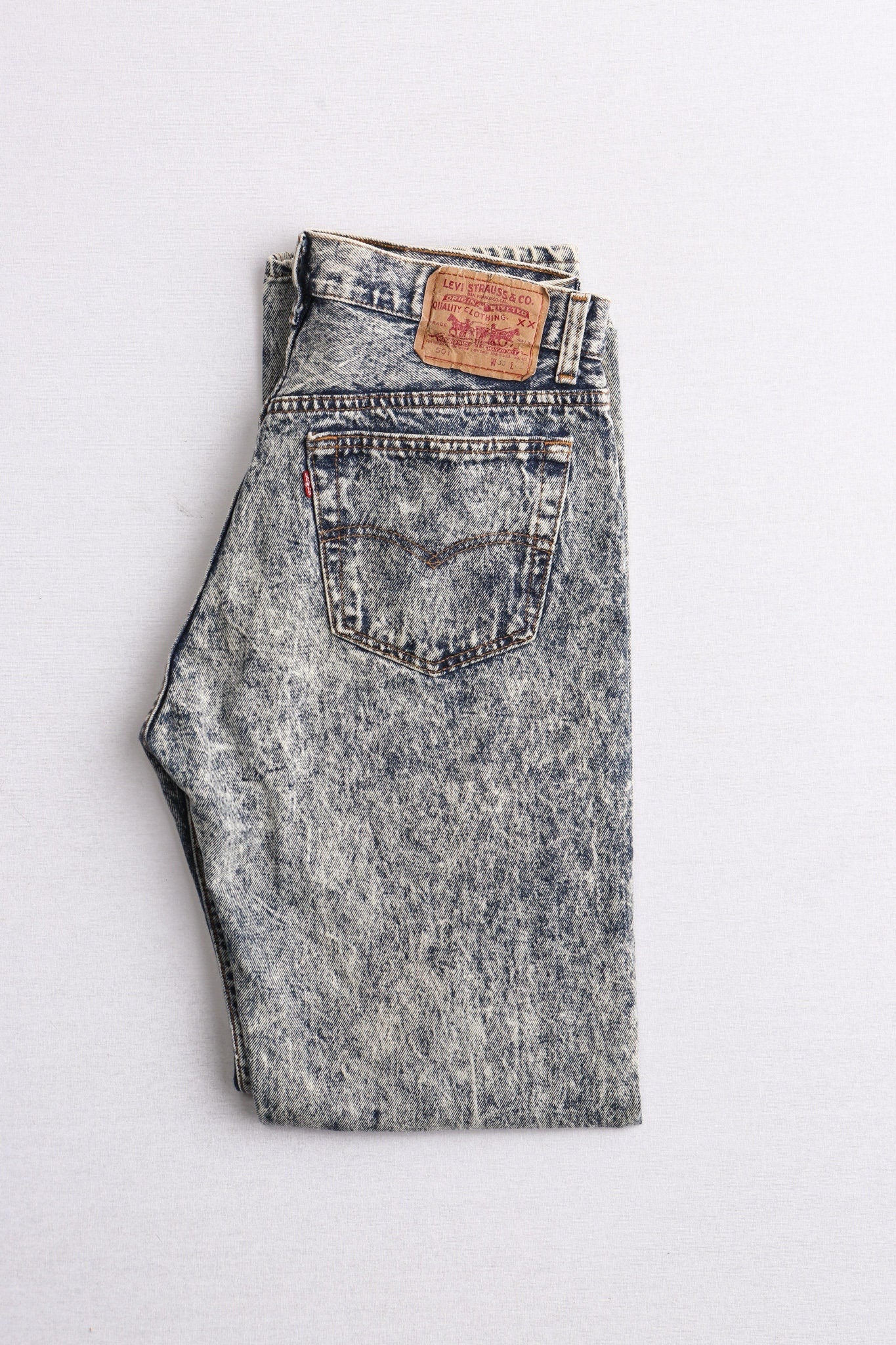 Stonewashed 90's levi's jeans 501 xx blue white men women high waist