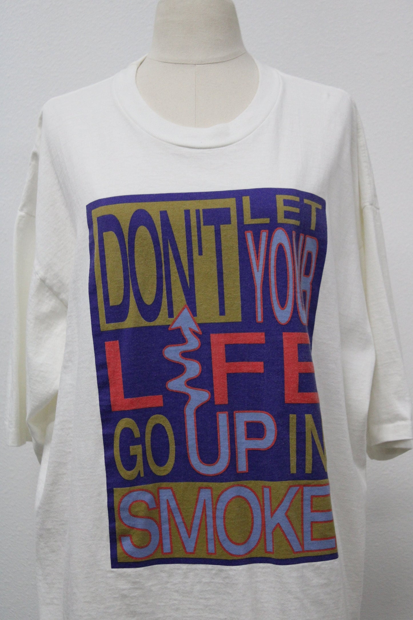 Cross colours graphic t-shirt white no smoke no drugs label print against