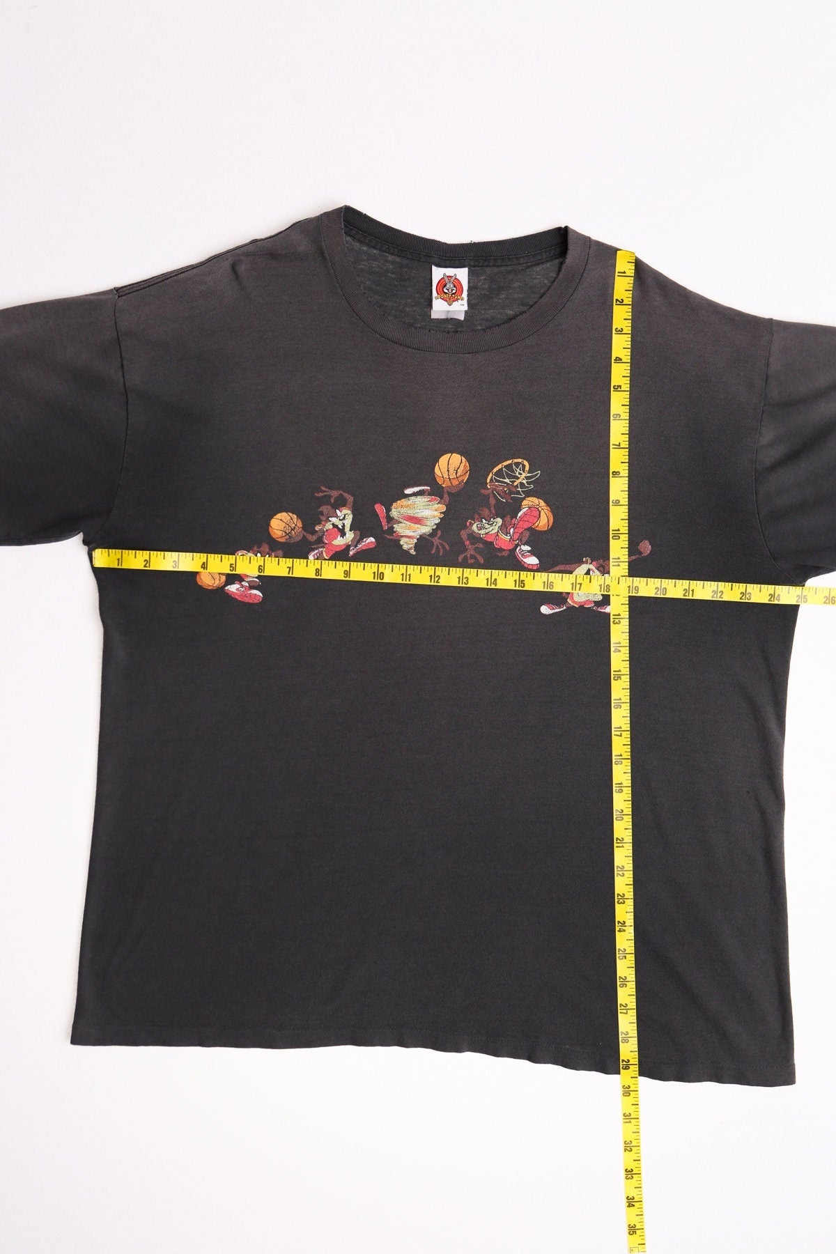 Vintage looney tunes baskbetball graphic t-shirt shirt devil tasmania taz black