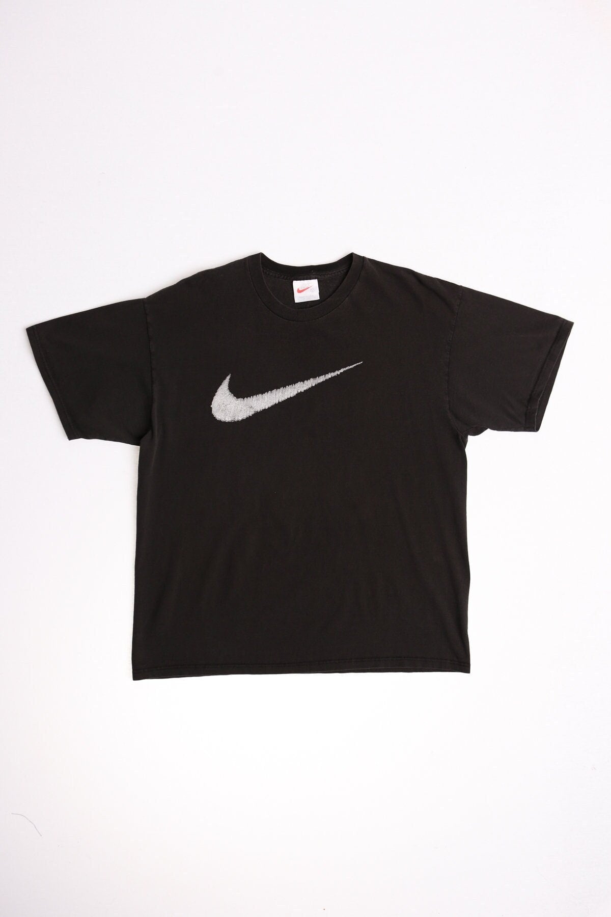 Vintage nike t-shirt black white red fly 90's y2k