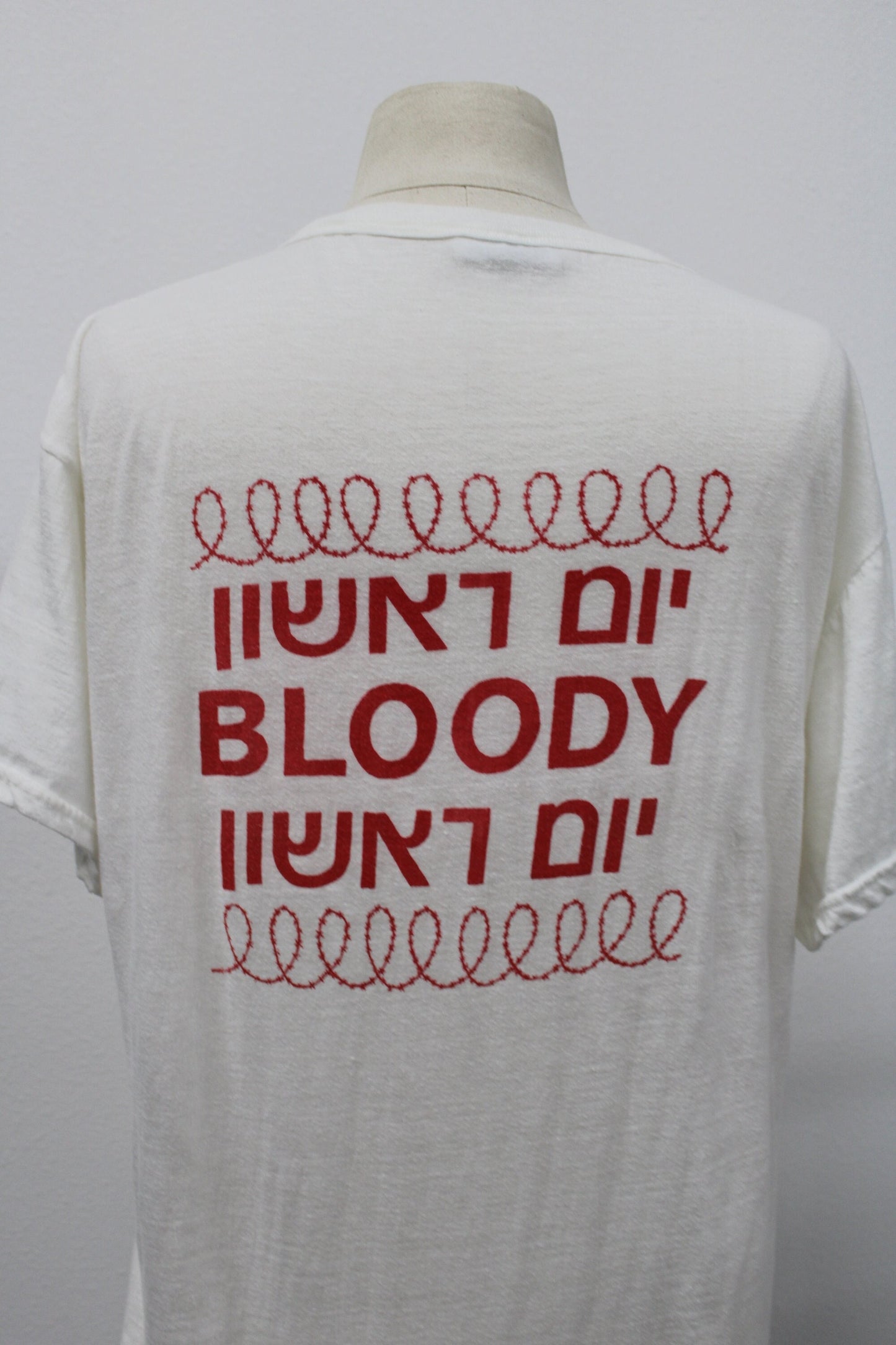 Vintage t-shirt u2 graphic print under a blood red sky red white bar wire army surplus from israel label bloody rare