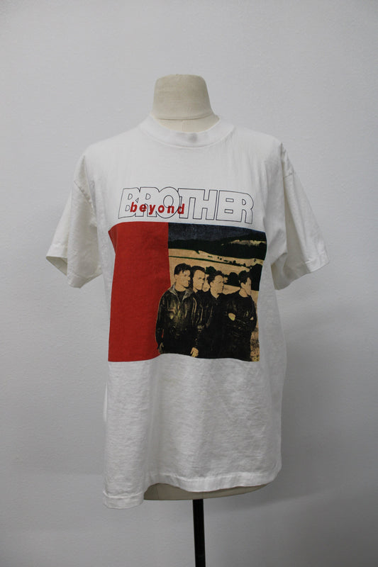 White vintage t-shirt graphic music brother beyond