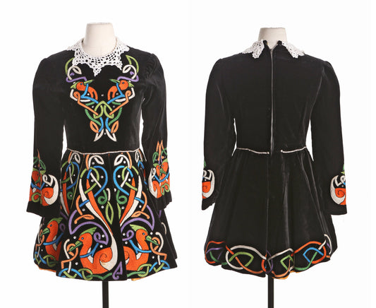 Vintage Black Velvet Dress with Embroidered Details - Era (50's - 60's)