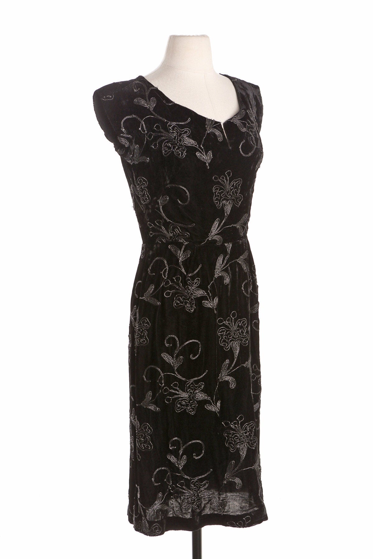 40's Black Casual Dress with Embroidered Floral Designs - Steel Side Zipper