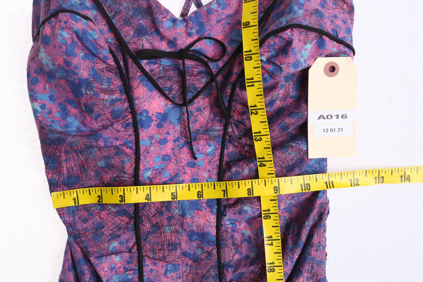 Vintage Women Swimsuit - Era 1940s - 1950s - Graphic Shell Print