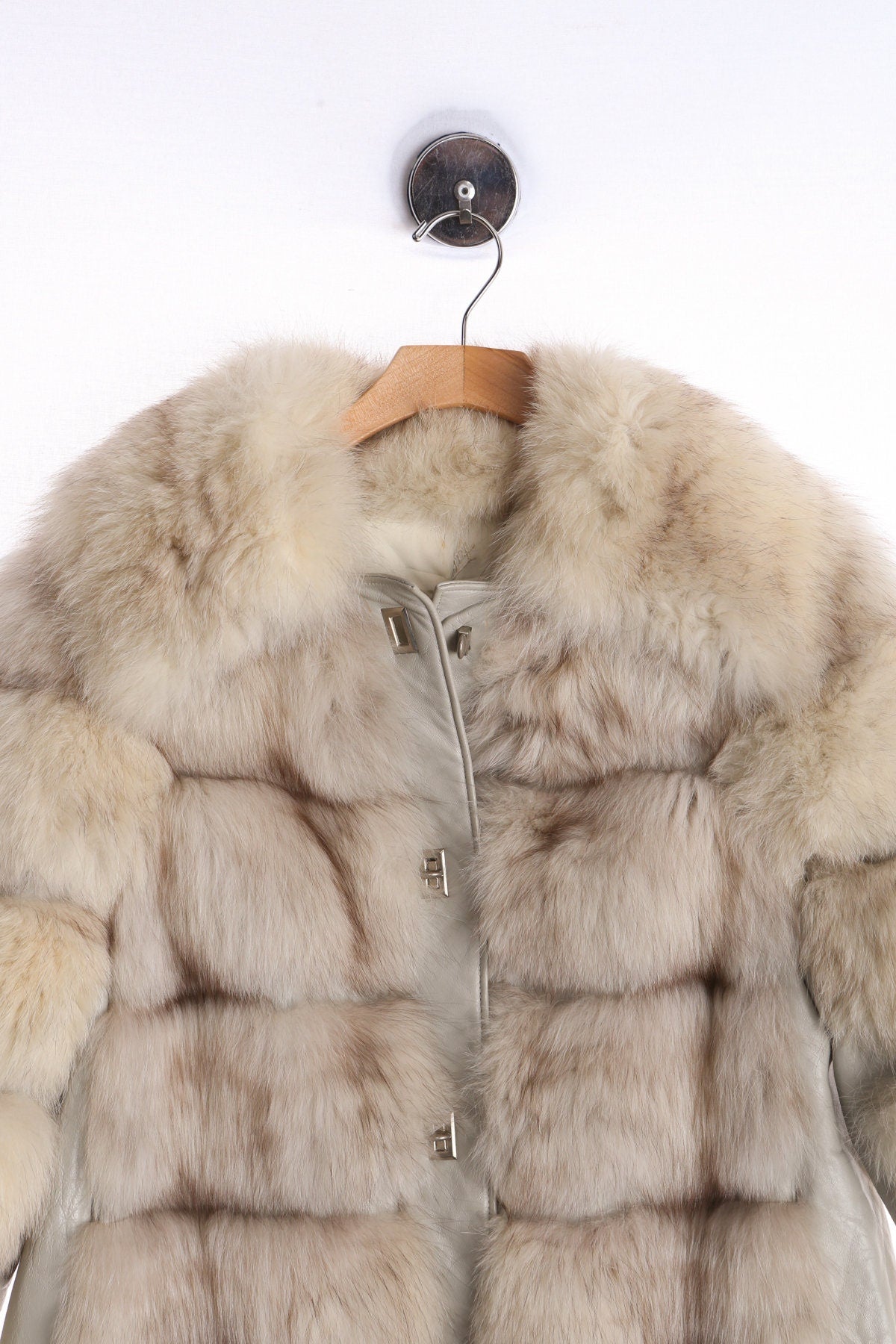 Vintage Women beige Fur Coat with Leather Seam Details - Era 60's - 70's