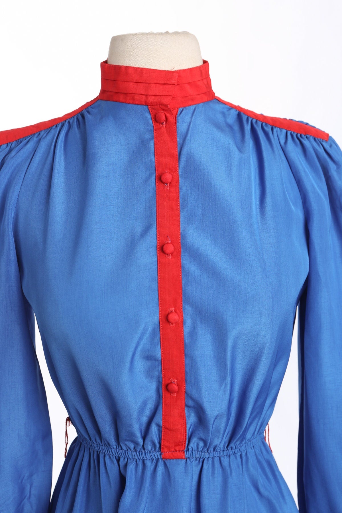 Vintage Blue Casual Dress with Red Collar and Shoulders