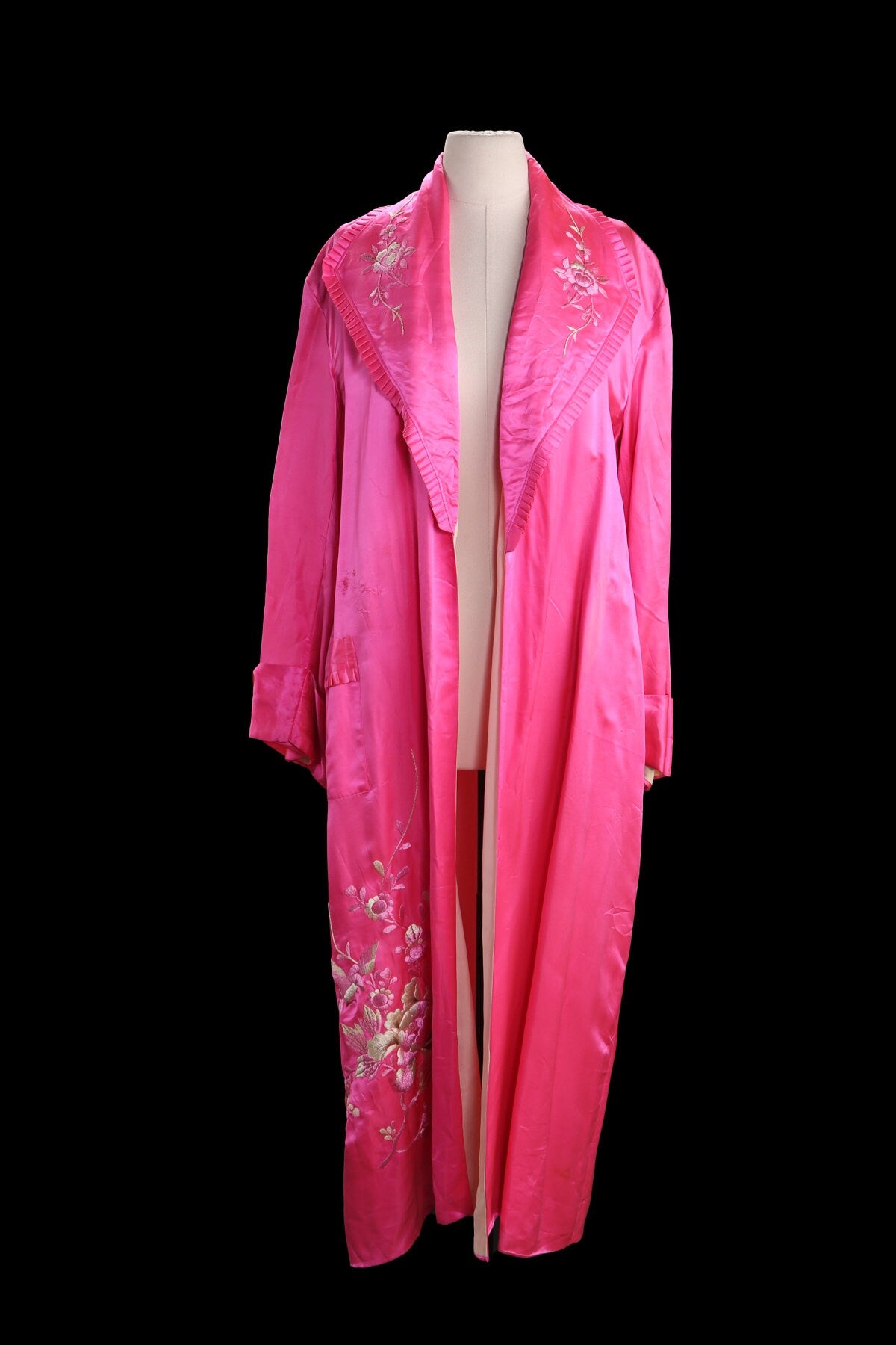 Women Pink Nightgown embroidered Robe - Er a 1940s - 1950s - Made in Japan