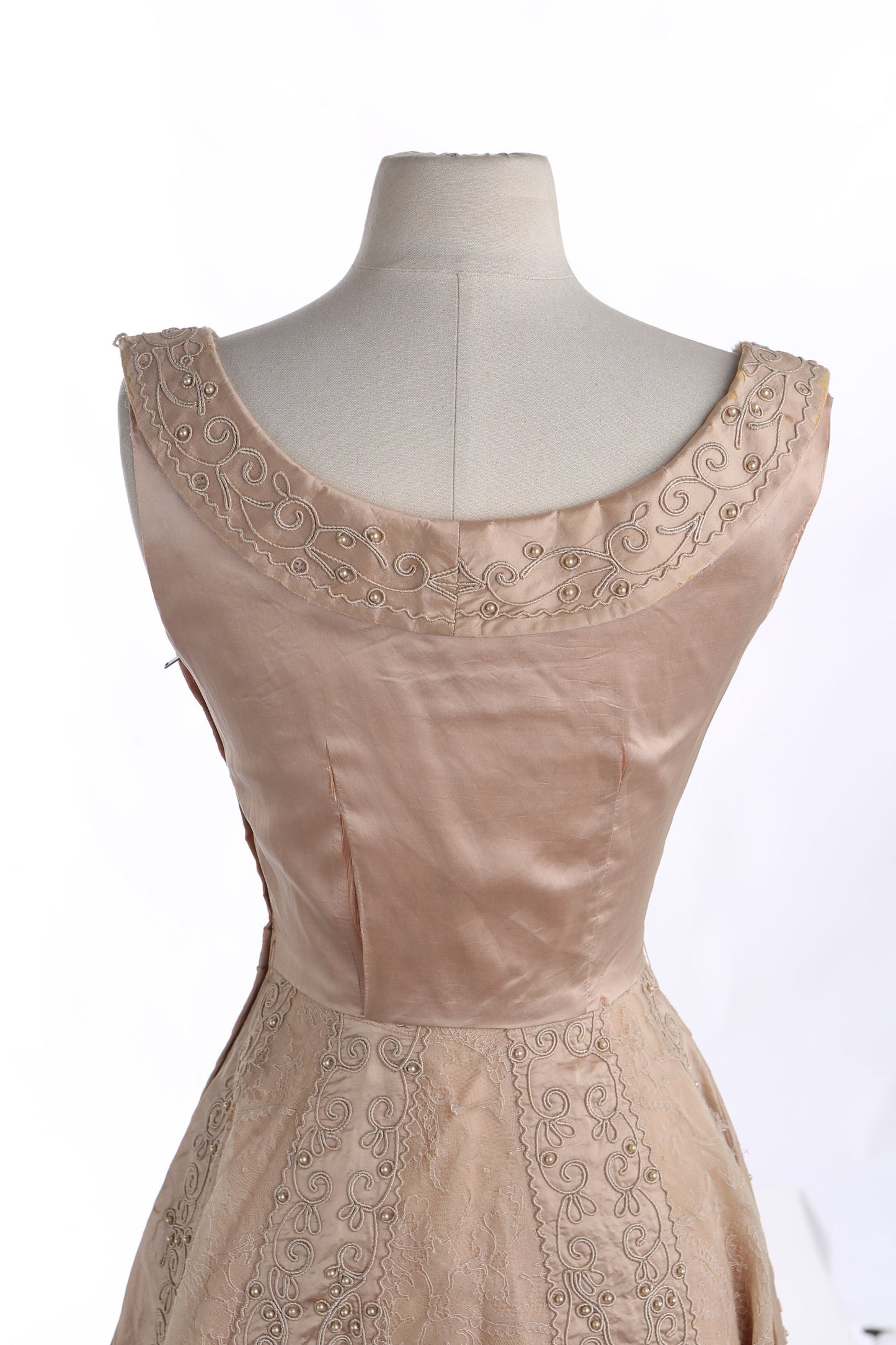 Vintage Ballgown Dress with Embroidered Pearls and Pattern Details - Era 1940s - 1950s