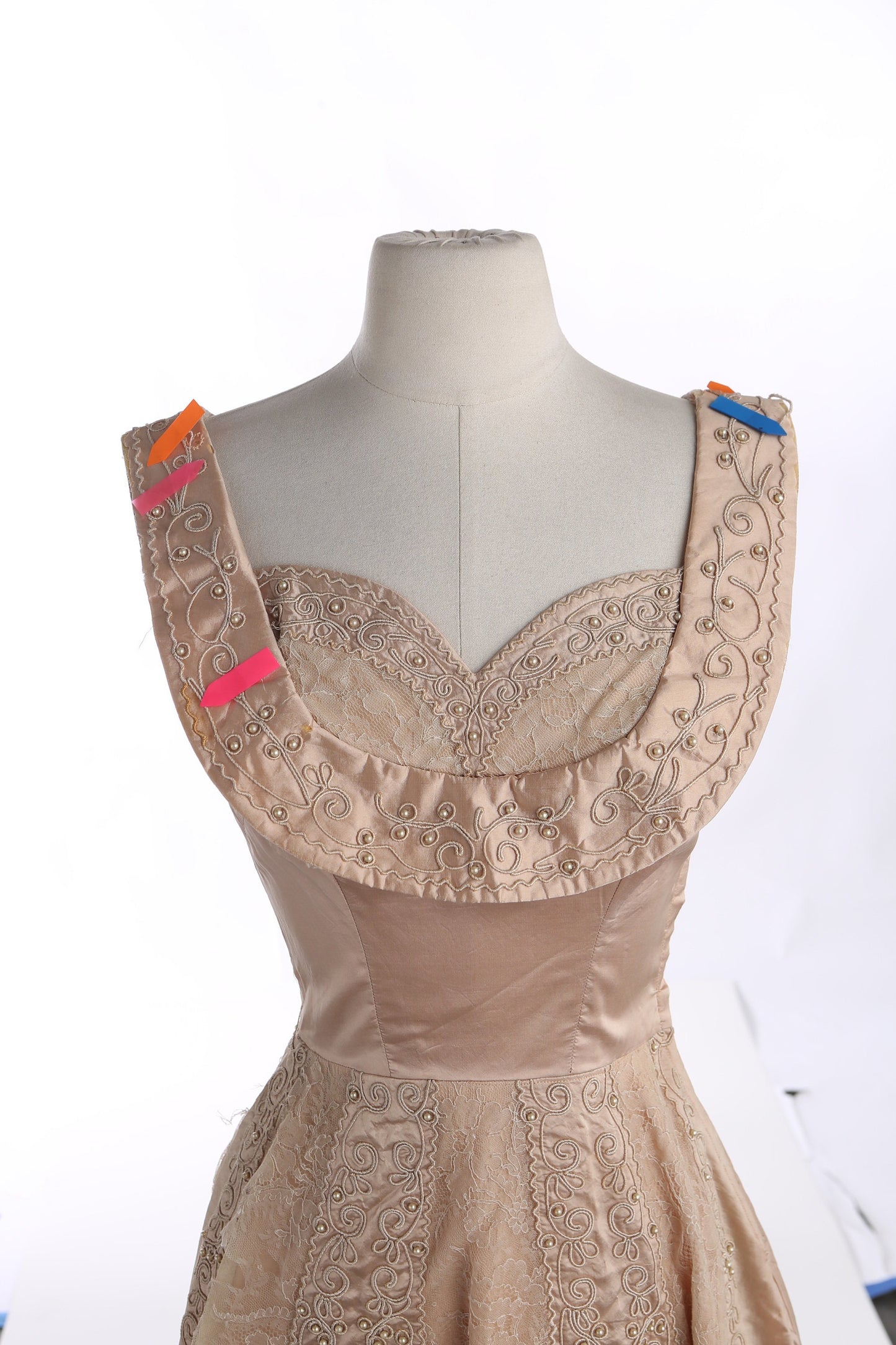 Vintage Ballgown Dress with Embroidered Pearls and Pattern Details - Era 1940s - 1950s