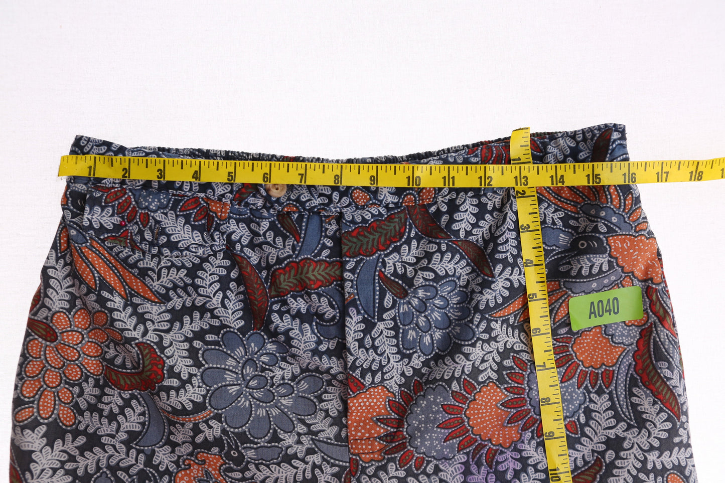 Vintage 1970s Hawaiian Floral Print Men Shorts