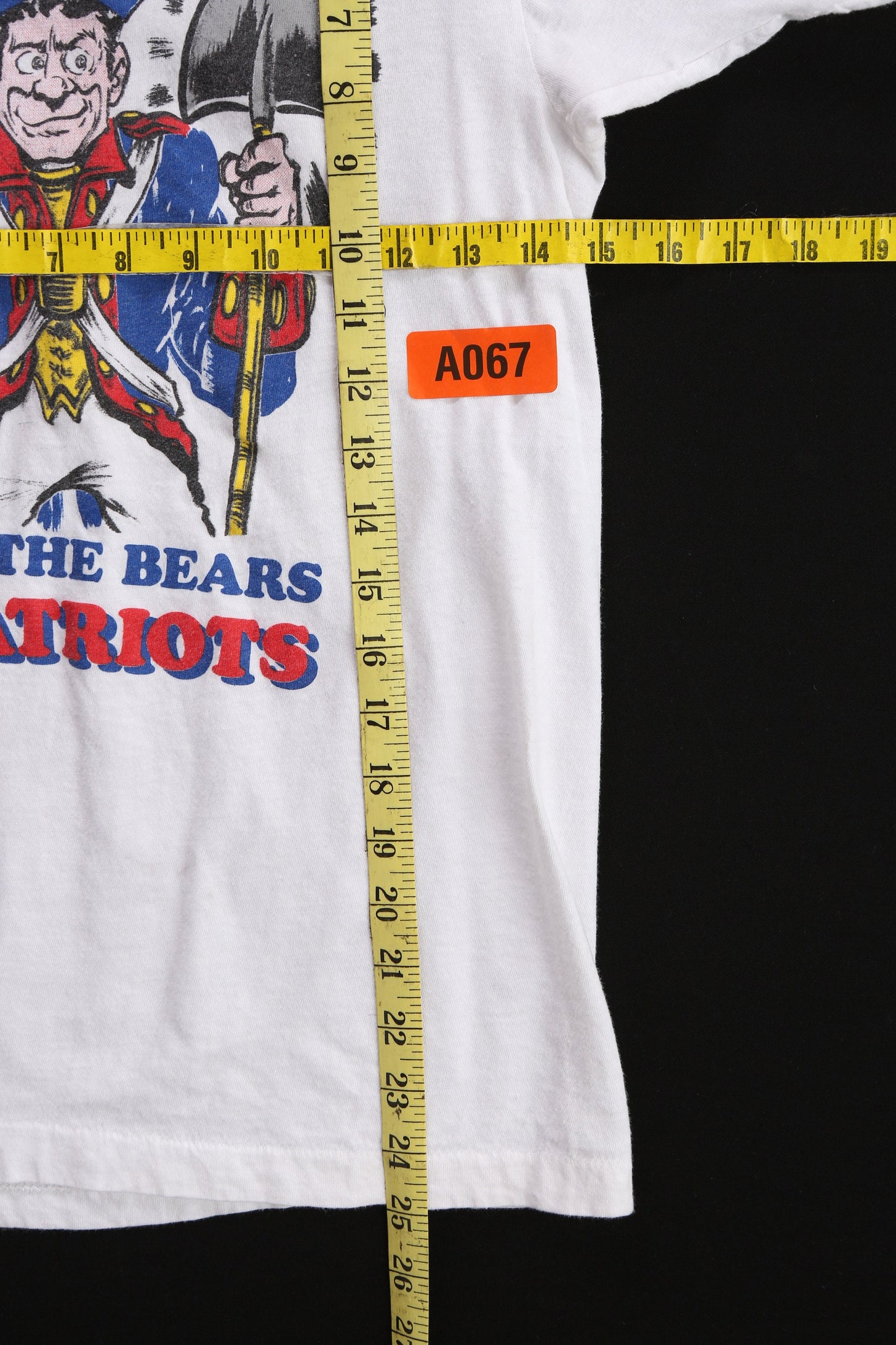 Vintage Patriots White Graphic T-shirt / The Fish is Squished Berry the Bears